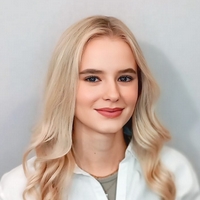 Adéla - lektorka Jazykové školy TOPLINGVA Lektorka jazykových kurzů Jazykové školy TOPLINGVA specializující se na výuku angličtiny.