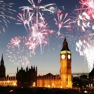 Večerní panorama s osvětleným Big Benem a budovou parlamentu, nad nimiž vybuchuje barevný ohňostroj.