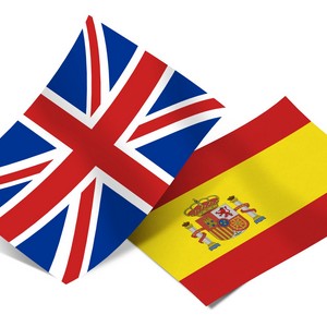 Britská vlajka ležící vedle španělské vlajky s erbem.