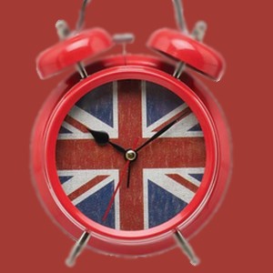 Červený budík se dvěma zvonky, na ciferníku je vyobrazena britská vlajka.
