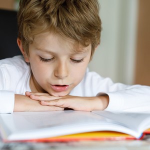 Chlapec se učí angličtinu zábavnou formou podle metody Helen Doron pro děti.