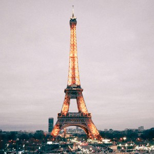 Ikonická Eiffelova věž v Paříži, symbol Francie a francouzské kultury.