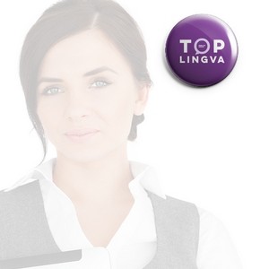 Lektorka s logem TOPLINGVA, držící leták 