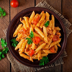 Italské těstoviny na talíři - symbol italské kuchyně a kultury, inspirace pro studium italštiny v jazykové škole TOPLINGVA.