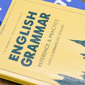 Kniha „ENGLISH GRAMMAR“ určená k procvičování a studiu anglické gramatiky.