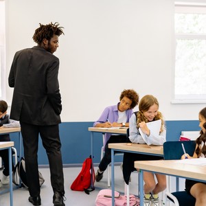 Lektor při prezenční výuce angličtiny v naší ostravské jazykové škole TOPLINGVA.