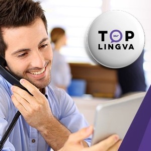 Lektor poskytuje výuku angličtiny po telefonu, zajišťující individuální přístup a flexibilitu pro studenty.