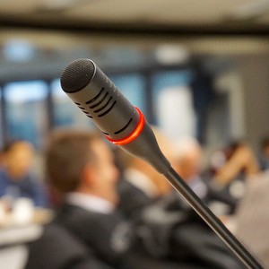 Profesionální mikrofon používaný při tlumočení a nahrávání hlasu.