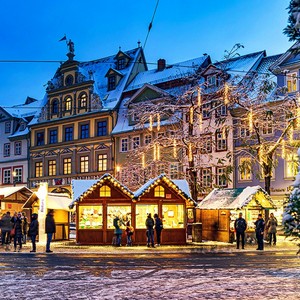 Německé vánoční trhy s tradičními stánky a světelnou výzdobou, symbol vánoční atmosféry a příležitosti naučit se základní německé fráze.
