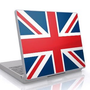 Notebook s britskou vlajkou, sloužící jako vizuální odkaz pro online skupinové lekce angličtiny.