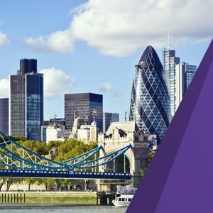 Panorama Londýna s Tower Bridge a moderními mrakodrapy, včetně budovy Gherkin (okurka), s fialovým grafickým překrytím v pravém dolním rohu.