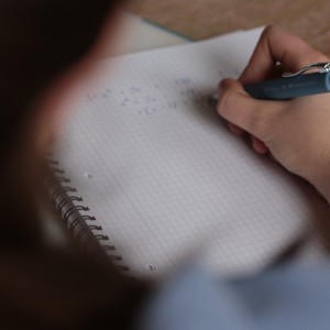 Student, připravující se na didaktický test nebo maturitu z angličtiny.