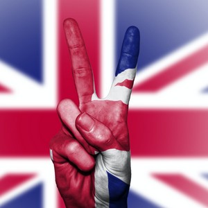 Ruka ukazující znamení vítězství s britskou vlajkou.