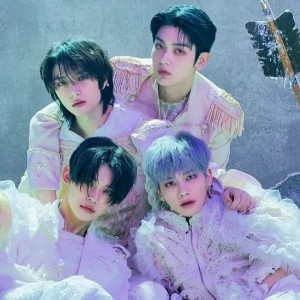 Fotografie K-POP skupiny ve stylizovaném světlém a romantickém oblečení, s barevnými vlasy.