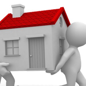 Ilustrace dvou bílých figurek nesoucích model domu s červenou střechou.