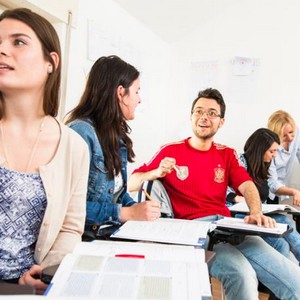 Skupina studentů se věnuje studiu angličtiny během pomaturitního kurzu.