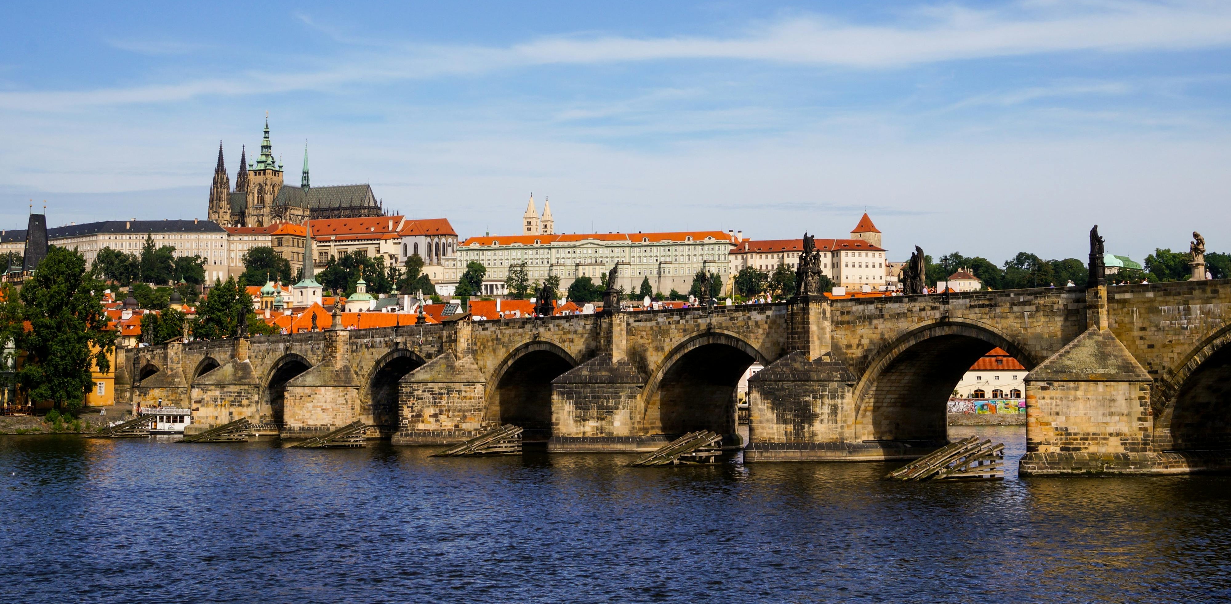 Praha s výhledem na Pražský hrad, Karlův most a řeku Vltavu jako symbol studia češtiny a testu českého jazyka pro cizince v TOPLINGVA.