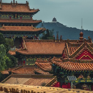 Tradiční čínská vesnice zachycující typickou architekturu a kulturu, ideální pro pochopení prostředí při studiu čínštiny.