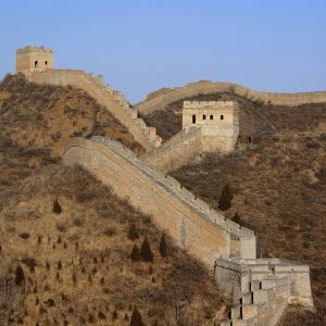 Velká čínská zeď se vine přes horskou krajinu. Symbol tradice, historie a kulturního dědictví Číny. Inspirační motiv ke studiu čínštiny v jazykové škole TOPLINGVA.