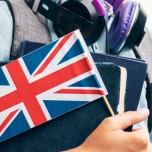 Vlajka Velké Británie symbolizuje anglický jazyk a kulturu, vhodnou pro studenty, kteří chtějí studovat angličtinu ve Spojeném království.