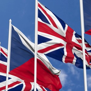 Vlajky České republiky a Velké Británie symbolizující výuku češtiny pro cizince a propojení jazyků.