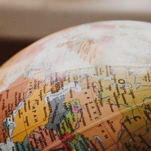 Zeměpisný glóbus se zaměřením na Střední Asii a Východní Evropu.